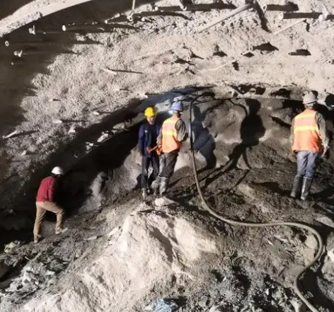 桃山隧道拱顶带模注浆料，微膨胀注浆料的特点及施工工艺